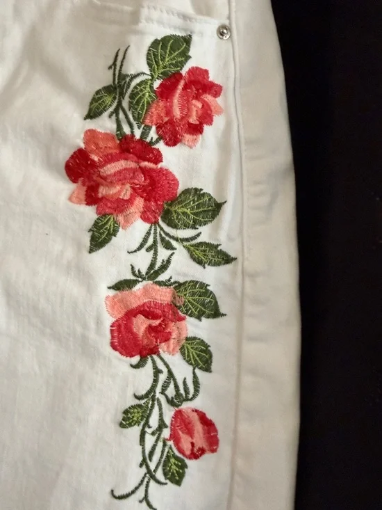 Earl Jean White Denim Mini Skirt Rose Embroidery Raw Hem Size 6 Boho - Picture 4 of 9